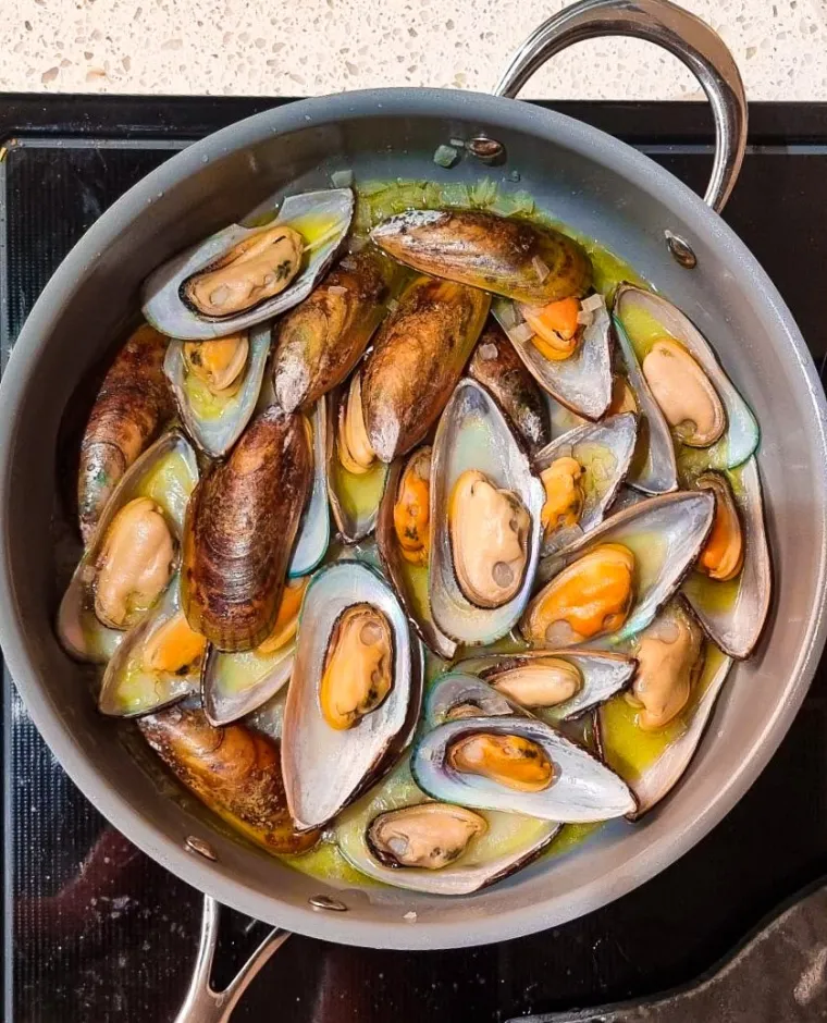 Steamed NZ Mussels in Wine and Garlic 1 2956a80d59522af64f324d6b391f269c5163fbb6567f8de30893c41f38fbc7ad 1